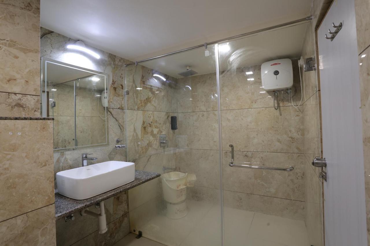 Hotel Lotus Anand Luaran gambar
