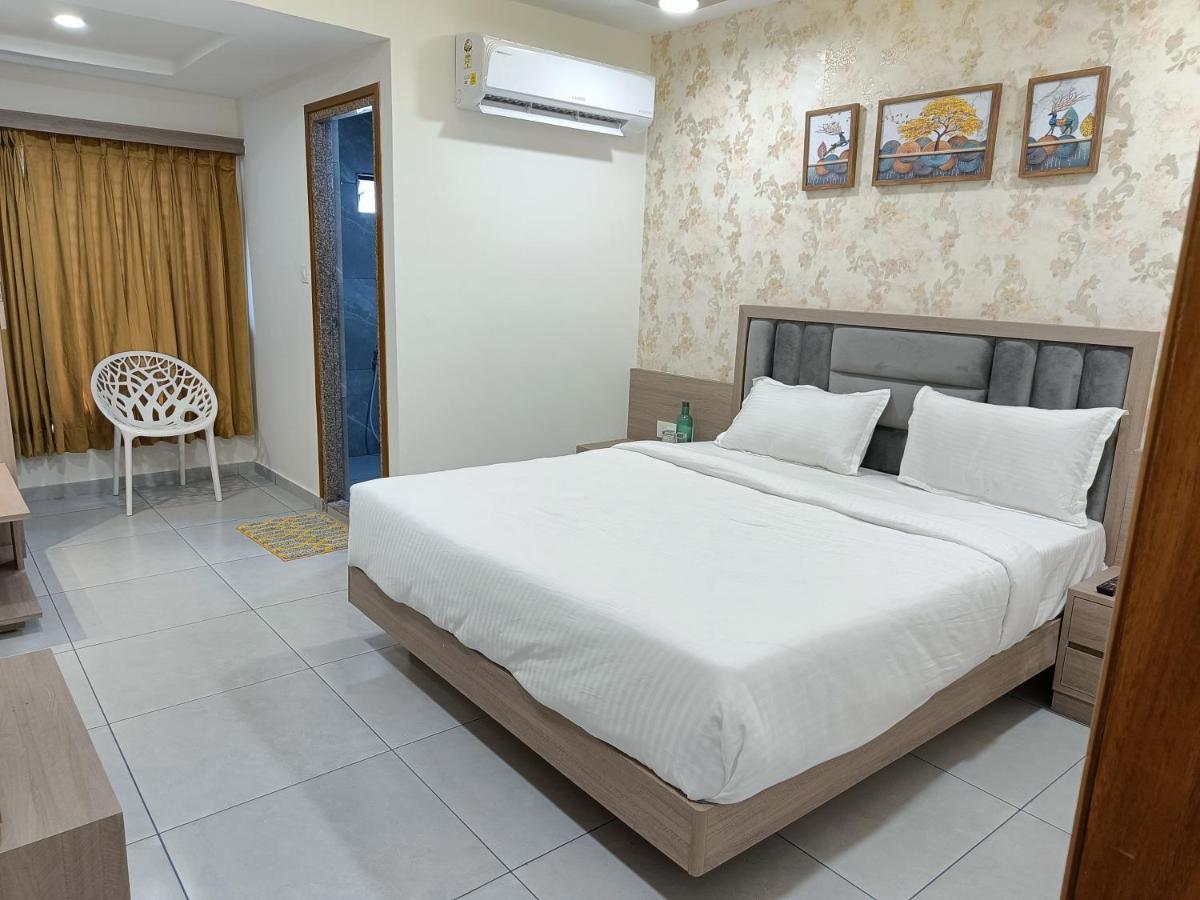 Hotel Lotus Anand Luaran gambar