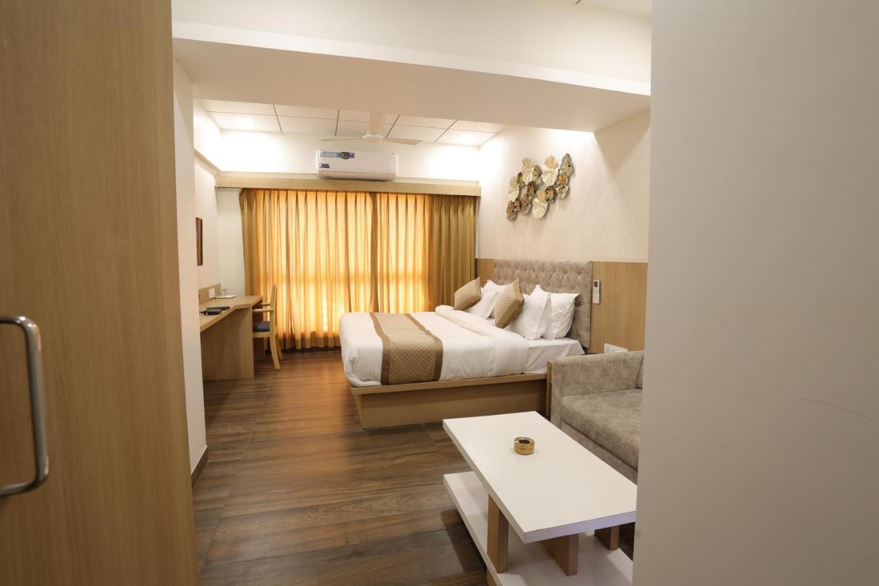 Hotel Lotus Anand Luaran gambar